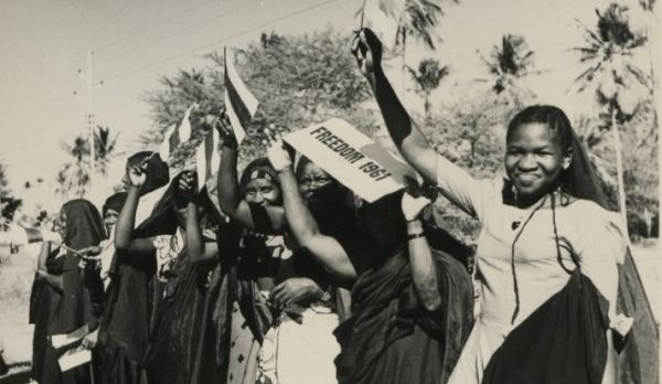 photo of Tanganyikans demanding independence from the British Empire in 1961